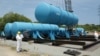 9 июня 2011 года, рабочие устанавливают большие резервуары для хранения радиоактивно загрязненной воды на АЭС "Фукусима"