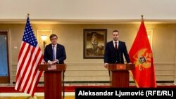 Ndihmësi i sekretarit amerikan të Shtetit, James O’Brien, dhe kryeministri i Malit të Zi, Millojko Spajiq. Podgoricë, 19 shkurt 2024.
