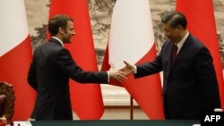 Президентът на Франция Еманюел Макрон и китайският му колега Си Дзинпин се здрависват в Пекин, 6 април 2023 г.