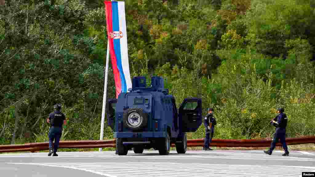 Rendőrök járőröznek a koszovói Banjskába vezető úton a lövöldözés után, 2023. szeptember 24-én.&nbsp;A falu a szerb többségű régióban található