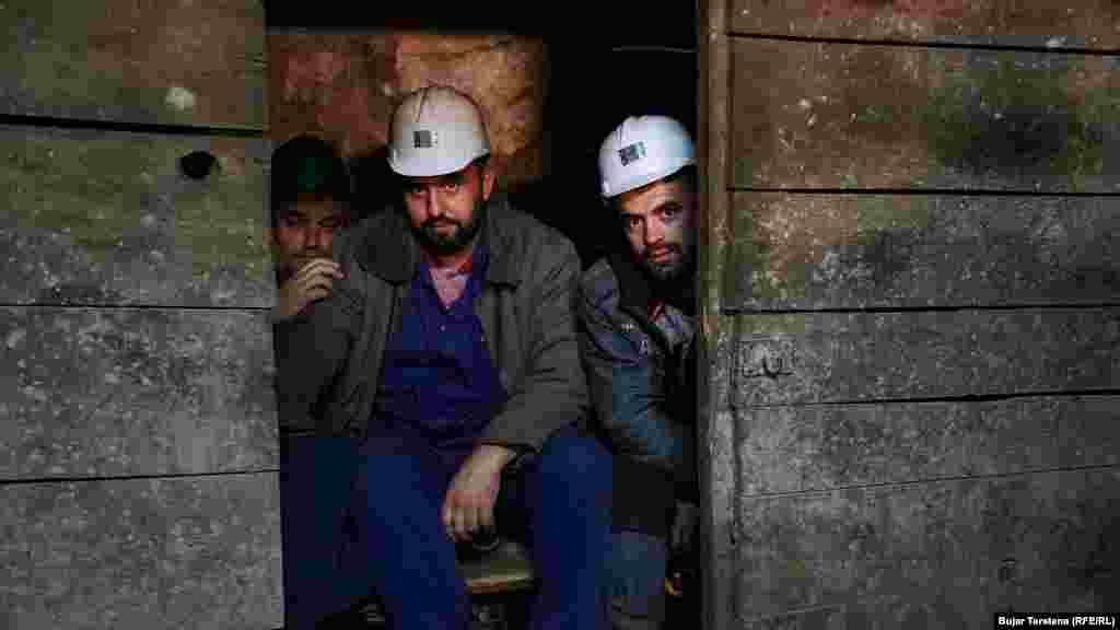 Tre minatorë në grevë në një nga objektet minierës së Stantërgut. Ata kërkojnë paga dhe kushte më të mira pune.&nbsp;