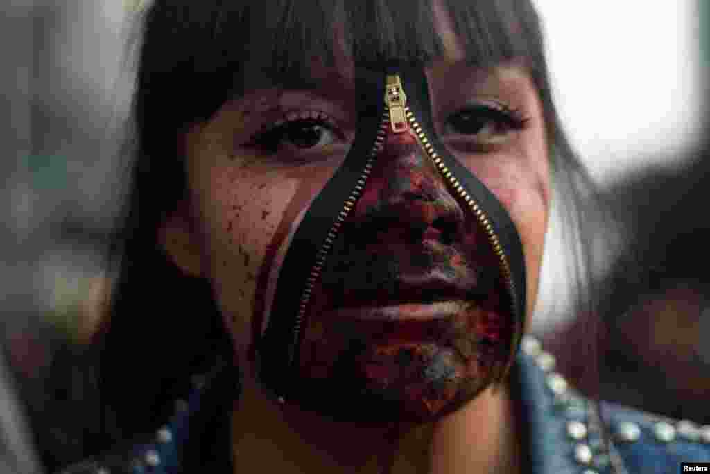 Sudionica šetnje zombija u Meksiko Cityju, Meksiko 21. oktobra