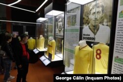 Portretul lui Nicolae Dobrin și tricoul naționalei României, în expoziția de la Muzeul fotbalului, din capitală.