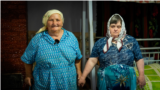 Ecaterina, o femeie de 51 de ani, diagnosticată cu Sindromul Down (stânga), și mama ei, Feodora, care are grijă de ea.