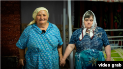 Ecaterina, o femeie de 51 de ani, diagnosticată cu Sindromul Down (stânga), și mama ei, Feodora, care are grijă de ea.