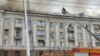 Пожарникари работат на местото на станбена зграда погодена од руски ракетен напад во Днипро на 19 април 2024 година.