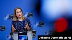 Джуліан Сміт поспілкувалася з журналістами напередодні зустрічі міністрів оборони країн НАТО 15 лютого.