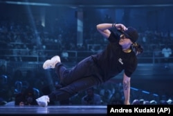 Sunny Choi, cunoscută ca B-girl Sunny, într-o competiție de breakdance din 2022. Participă din partea SUA și la concursul olimpic, care va avea loc în 9 august.