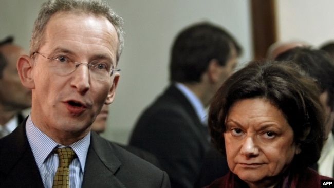 Ish-zëvendësja e ndihmësit të sekretarit amerikan të Shtetit për Çështjet Evropiane dhe Euroaziatike, Rosemary DiCarlo, (djathtas) dhe përfaqësuesi i Bashkimit Evropian në bisedimet për statusin e Kosovës, Stefan Lehne, (majtas) pas takimit me ish-presidentin e Kosovës, Fatmir Sejdiu. 4 dhjetor 2006.