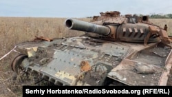 Знищений танк у полі біля Кам'янки