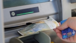 Një person duke tërhequr dinarë serbë nga një bankomat në Mitrovicë të Veriut më 1 shkurt 2024, ditën kur nisi zbatimi i rregullores së BQK-së. 