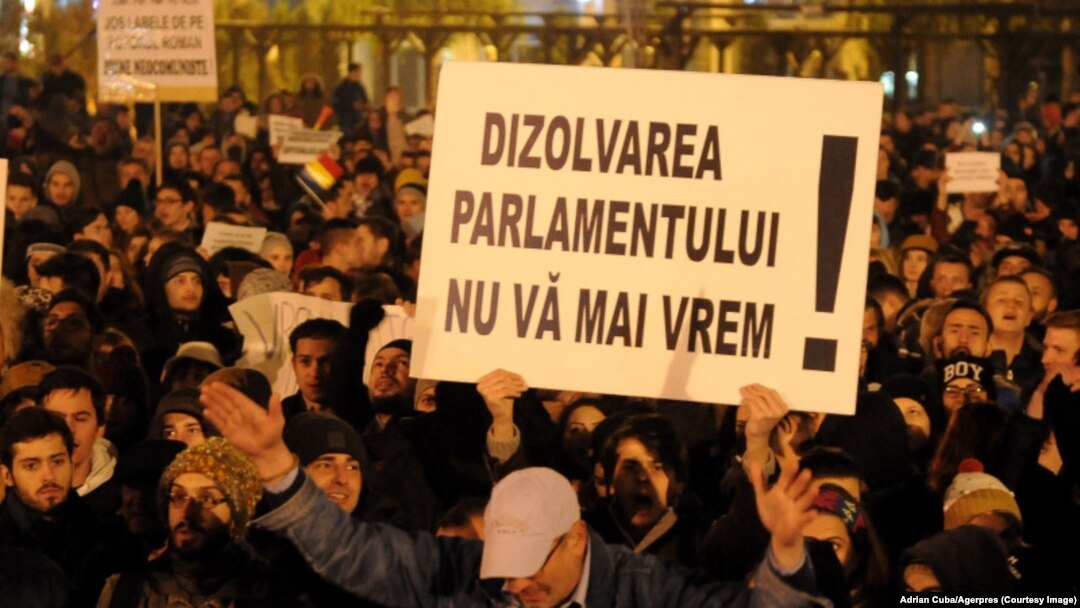 Când politicienii moderați se întreabă de ce este atât de greu să convingă oamenii să vină la vot „pe bune”, ar putea găsi răspunsurile în cazul Colectiv. Din cei 64 de morți, nu toți au fost inițial cazuri disperate. Minciuna oficialilor „Avem de toate!” le-a pus capăt zilelor.