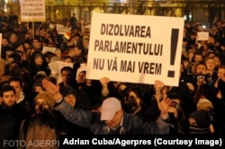 Proteste în Piața Unirii din Iași împotriva corupției și, totodată, pentru a comemora victimele incendiului din Clubul Colectiv din București. Protestatarii cer dizolvarea Parlamentului. 6 noiembrie 2015.