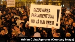 Când politicienii moderați se întreabă de ce este atât de greu să convingă oamenii să vină la vot „pe bune”, ar putea găsi răspunsurile în cazul Colectiv. Din cei 64 de morți, nu toți au fost inițial cazuri disperate. Minciuna oficialilor „Avem de toate!” le-a pus capăt zilelor.