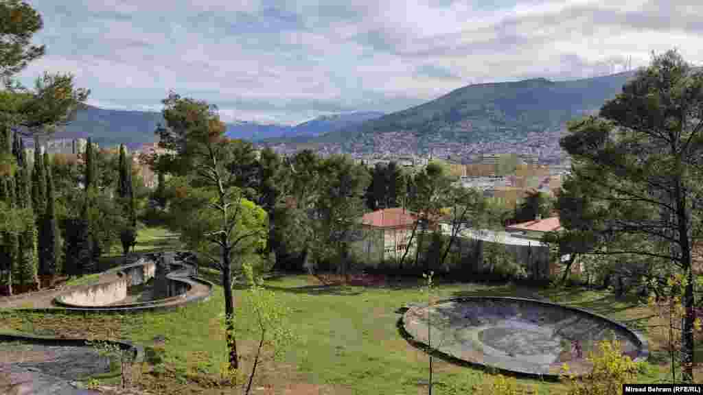 Pogled sa platoa Partizanskog spomen-groblja na Mostar. Riječ je o spomeniku koji zauzima cijeli brežuljak zapadno iznad Mostara.