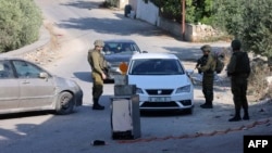 سربازان اسرائیلی در حال بازرسی از خودروهای فلسطینی در ورودی روستای عریف در جنوب شهر نابلس