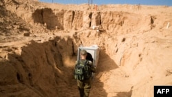 Një ushtar izraelit duke hyrë në një tunel, që çon në Rripin e Gazës. Fotografi nga arkivi.
