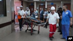 İsrailin bombardmanları nəticəsində yaralanan fələstinli Qəzza zolağının cənubundakı Deyr əl-Bəlahdakı xəstəxanaya çatdırılır.
