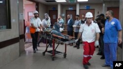 საილუსტრაციო ფოტო. ისრაელის მიერ ღაზის დაბომბვის შედეგად დაჭრილი პალესტინელი დეირ ალ-ბალაჰის საავადმყოფოში. 27 ოქტომბერი, 2023.