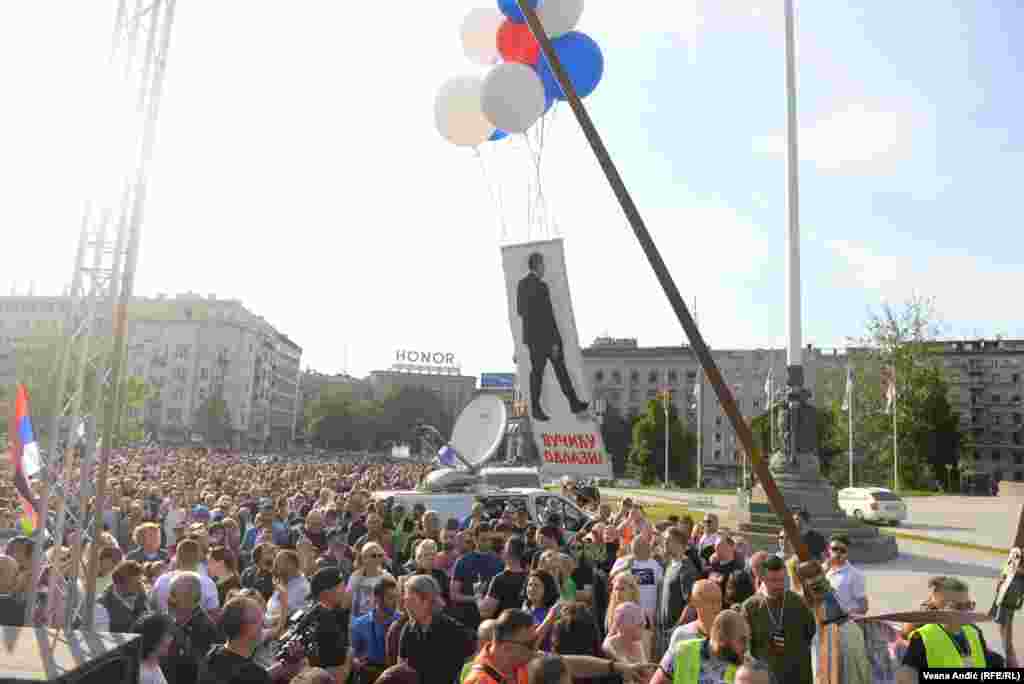 Transparent na balonima &quot;Vučiću, odlazi&quot; ispred Skupštine Srbije tokom petog protesta protiv nasilja u Beogradu