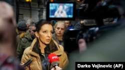 Marinika Tepic, unul dintre liderii opoziției din Serbia, vorbește în timpul unui protest din Belgrad, pe 19 decembrie 2023. Ea provine dintr-o familie de români din Pancevo.