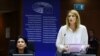 Roberta Metsola (j) az Európai Parlament ülésén