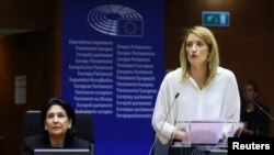 Roberta Metsola (j) az Európai Parlament ülésén