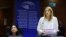 Roberta Metsola (j) az Európai Parlament ülésén
