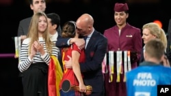 لوئیس روبیالس، رئیس فدراسیون فوتبال اسپانیا، بازیکن شماره شش تیم ملی فوتبال زنان اسپانیا را در آغوش گرفته است