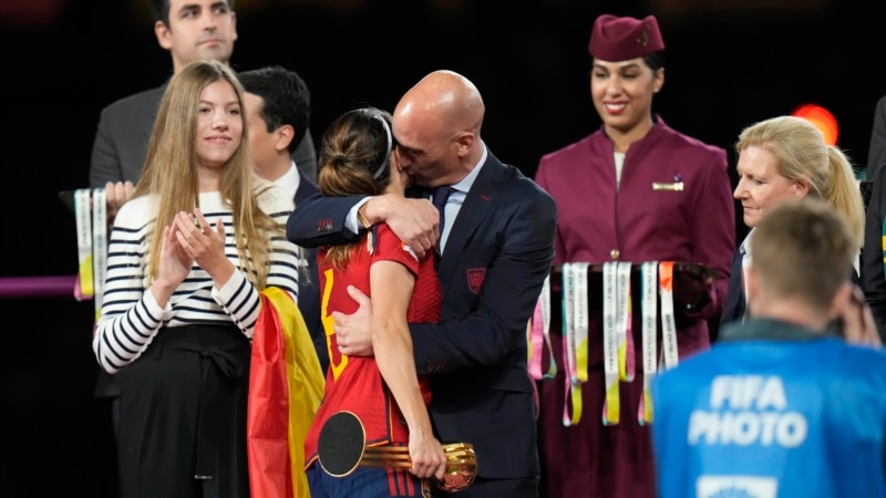 Federata spanjolle e heton presidentin e saj pasi ai e puthi një futbolliste