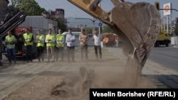  В наличието на кмета на София Васил Терзиев беше направена първата копка от ремонта по разширението на ул. 