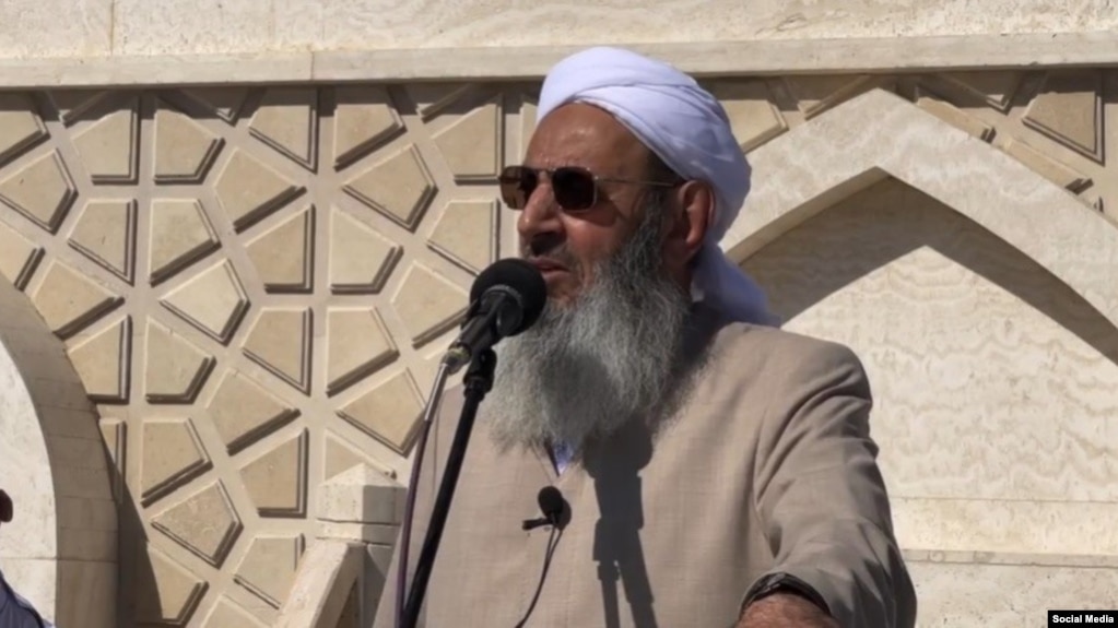 مولوی عبدالحمید در حال سخنرانی در مراسم نماز عید فطر زاهدان