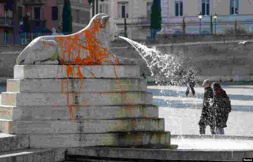 Fontana u Rimu nakon što se našla na meti aktivista za prava životinja, Italija, 1. februara.