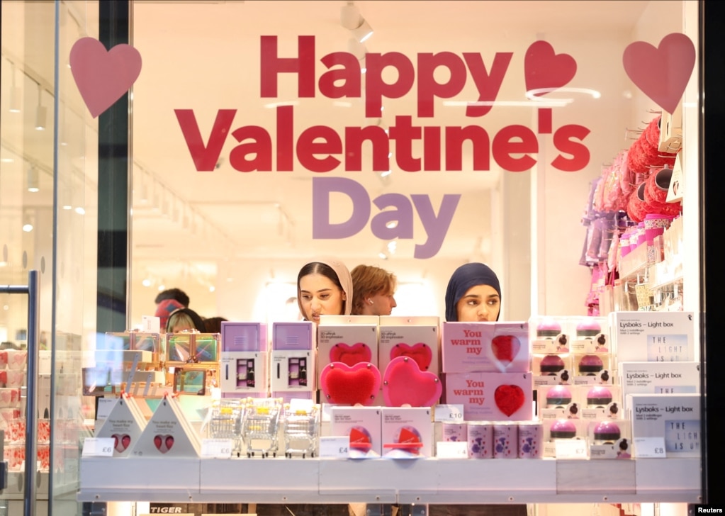 Blerësit brenda një dyqani, vitrina e të cilit është zbukuruar për Ditën e Shën Valentinit, në Oxford Street, në Londër, Britani, 13 shkurt 2024.