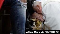 Papa Franjo ljubi noge zatvoreniku u zatvoru za maloljetnike Casal del Marmo u Rimu, Italija, 6. aprila 2023.