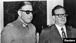 Salvador Allende chilei elnök (jobbra) és Augusto Pinochet tábornok, a hadsereg főparancsnoka egy dátum nélküli archív képen. Pinochet egy államcsínyben megbuktatta a szocialista Allendét, és diktatúrát vezetett be