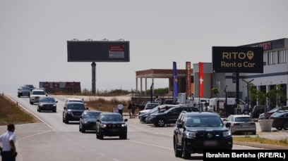 Policia e Kosovës duke shoqëruar autokolonën nga Aeroporti i Prishtinës.