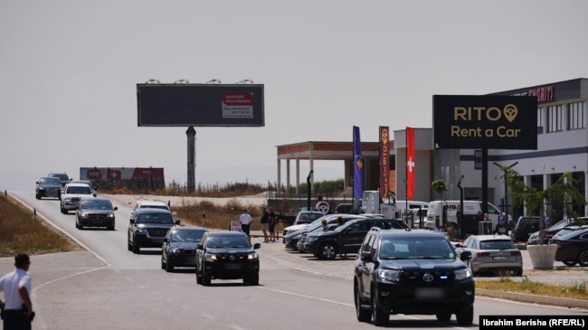 Policia e Kosovës duke shoqëruar autokolonën nga Aeroporti i Prishtinës.