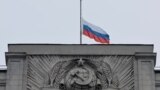 Zastava na pola koplja na državnoj Dumi, donjem domu parlamenta u Moskvi na dan žalosti za žrtve napada na Krokus, 24. mart 2024. 