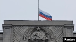 Zastava na pola koplja na državnoj Dumi, donjem domu parlamenta u Moskvi na dan žalosti za žrtve napada na Krokus, 24. mart 2024. 