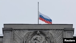 Приспущенный из-за траура флаг на здании Госдумы РФ в Москве. Россия, 24 марта 2024 года