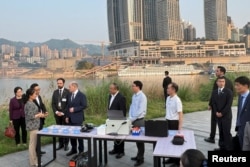 Olaf Scholz tokom trodnevne posjete Kini susreo se sa istraživačima na prijektu praćenja kvaliteta vode u kineskom industrijskom centru Čongkuing, 14. april 2024.