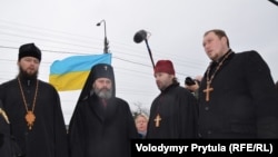 Крымские священнослужители украинских христианских церквей молятся за мир и Украину на проукраинском митинге в Симферополе, Крым, 7 марта 2014 г.
