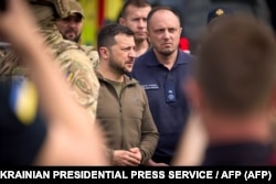 Президент України Володимир Зеленський спілкується з евакуйованими місцевими жителями під час відвідування затопленої території в Херсоні