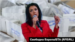 Ваня Григорова на фона на подадени бюлетини за парламентарни избори. Колаж.