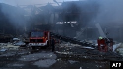 Українські пожежники загасили пожежу на продовольчому складі після російського ракетного удару по Одесі 17 травня 2024 року 