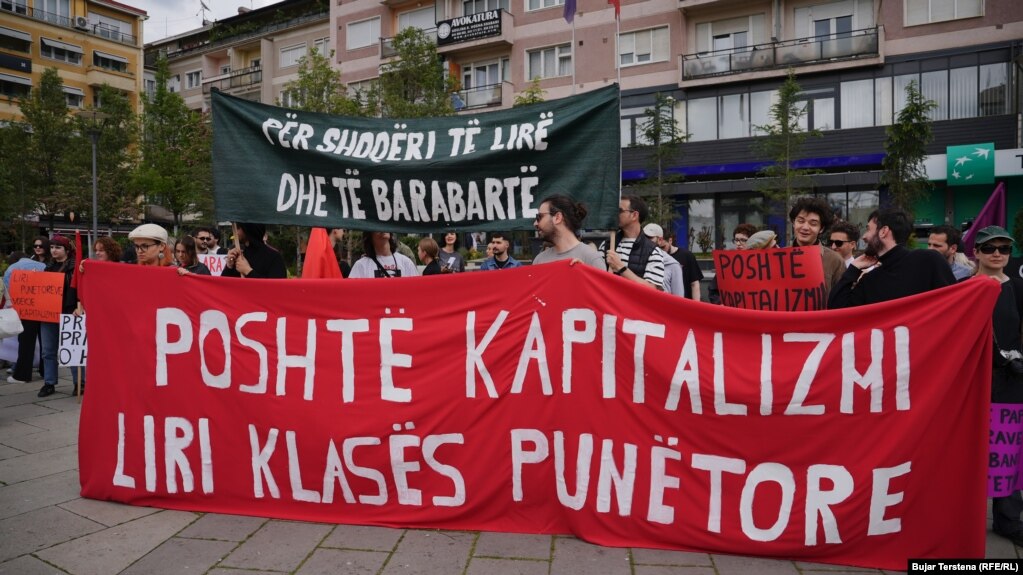 Protesta shoqërohej me pankarta me mesazhet "Poshtë kapitalizmi, liri klasës punëtore", "Për shoqëri të lirë dhe të barabartë", etj.