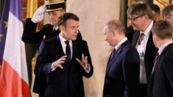 Президент Франції Емманюель Макрон розмовляє із Путіним після саміту в Нормандському форматі в Парижі, Франція, 10 грудня 2019 року