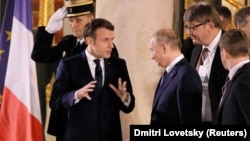 Президент Франції Емманюель Макрон розмовляє із Путіним після саміту в Нормандському форматі в Парижі, Франція, 10 грудня 2019 року