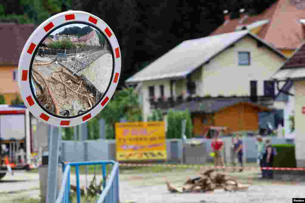 Një urë me mbeturina e reflektuar në një pasqyrë në Prevalje.